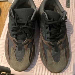 Yeezy boost 700 mauve men size 9 worn cleanable good condition no box included